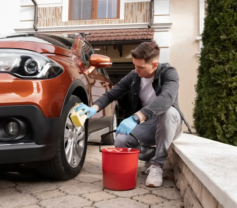 Lavage auto à domicile Riom-ès-Montagnes : professionnel intervenant sur un véhicule